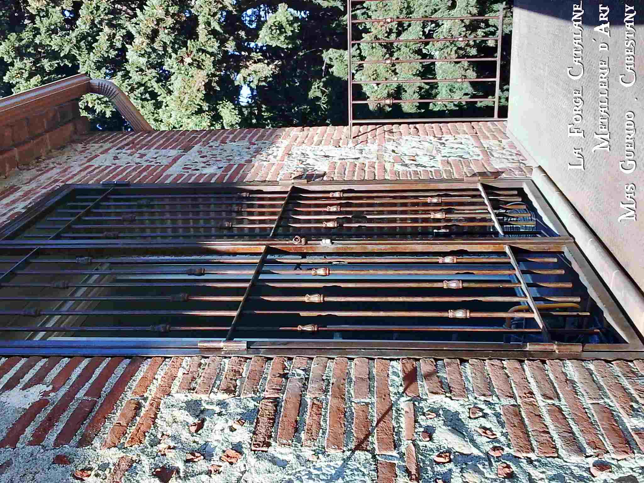 grille articulee double vantaux remplissage barreaudage droit avec bagues   forge catalane.jpg